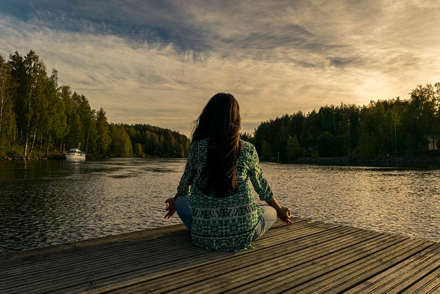 meditationsövning, kvinna meditera brygga